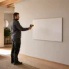 Tecnico controlla un pannello per riscaldamento a infrarossi a parete