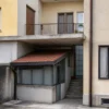 Solaio, tettoia e finestre tra due fabbricati confinanti in un cortile interno