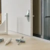 Tasselli per cartongesso accanto a una lastra e a un montante metallico
