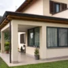 Portico residenziale in parte aperto e in parte chiuso con vetrate