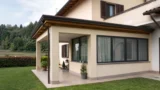 Portico chiuso in area vincolata: 154 m³ esclusi dal terzo condono