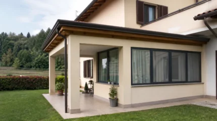 Portico chiuso in area vincolata: 154 m³ esclusi dal terzo condono