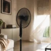 Ventilatore in funzione in un soggiorno durante una giornata di caldo intenso