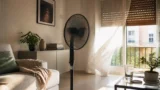 Ventilatore acceso con 32 gradi in casa: rinfresca davvero o può essere un rischio?