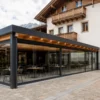 Veranda su un piazzale accanto a un edificio di pregio