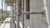 Ancoraggi del ponteggio: schemi, tasselli, prove e controlli