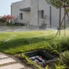 Impianto di irrigazione del giardino con irrigatori pop-up e pozzetto delle valvole