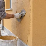 Intonaco colorato per esterni: tipi, supporti, applicazione, difetti e manutenzione