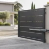 Motore lineare installato su cancello a battente residenziale a due ante