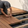 Pavimento esterno in legno: essenze, struttura, posa, drenaggio e manutenzione