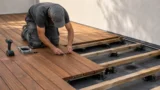 Pavimento esterno in legno: essenze, struttura, posa, drenaggio e manutenzione