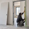Porta filo muro: controtelaio, rasatura, battiscopa e manutenzione