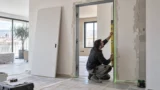 Porta filo muro: controtelaio, rasatura, battiscopa e manutenzione