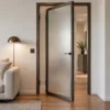 Porta interna in alluminio: profili, vetri, ferramenta e posa
