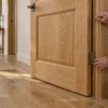 Porte in legno massello: essenze, stabilità, finiture e manutenzione