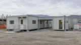 Prefabbricati modulari per cantieri e insediamenti temporanei: composizione, impianti, posa e noleggio