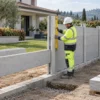Recinzione prefabbricata in cemento: elementi, fondazioni, montaggio e costi