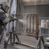 Sabbiatura di legno e ferro: abrasivi, regolazione e finitura