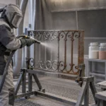 Sabbiatura di legno e ferro: abrasivi, regolazione e finitura
