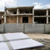 Edificio sequestrato con progetto sigillato per un ordine di demolizione