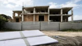 Immobile sequestrato: demolizione valida, esecuzione sospesa