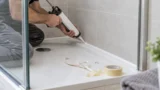 Silicone per doccia: acetico o neutro, preparazione e sostituzione