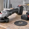 Smerigliatrice angolare a batteria con cuffia di protezione, batterie di ricambio e caricabatterie