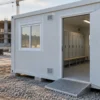Spogliatoi mobili per cantieri e industrie: requisiti, dimensionamento, allestimento e gestione