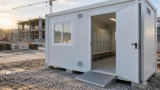 Spogliatoi mobili per cantieri e industrie: requisiti, dimensionamento, allestimento e gestione