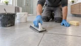 Stucco per fughe delle piastrelle: tipi, colori, larghezze, posa e ripristino
