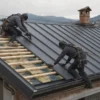 Tetto in lamiera: profili, stratigrafia, condensa, fissaggi, rumore e costi
