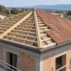 Tetto a padiglione: geometria, struttura, pendenze, nodi e calcolo delle superfici