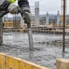 Vibrare il calcestruzzo: aghi, tempi, strati e difetti da evitare