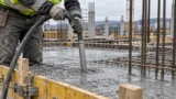 Vibrare il calcestruzzo: aghi, tempi, strati e difetti da evitare