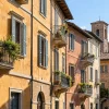 Edifici residenziali con balconi e persiane, scena illustrativa sugli affitti brevi