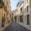 Strada urbana immaginaria stretta tra facciate di edifici residenziali