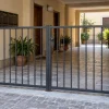 Cancello e proprietà contestata in condominio: quali verifiche spettano al Comune