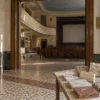 Interno di un cinema immaginario con galleria e campioni per il restauro