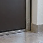 Condensa sulla porta d’ingresso: telaio, soglia e ponti termici da verificare