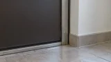 Condensa sulla porta d'ingresso: telaio, soglia e ponti termici da verificare