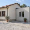 Casa con ampliamento laterale in una scena illustrativa