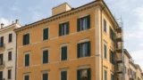 Facciata ritinteggiata in area vincolata: il TAR conferma il ripristino