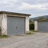 Due vecchi garage in muratura in una scena rurale illustrativa