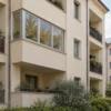 Loggiato chiuso in condominio: il permesso non risolve la lite tra proprietari