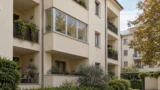 Loggiato chiuso in condominio: il permesso non risolve la lite tra proprietari