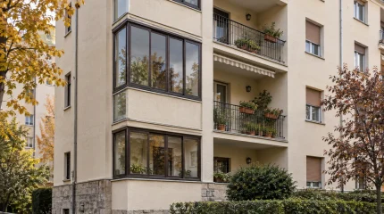 Chiudere un loggiato in condominio: permesso edilizio e consenso dell’assemblea