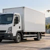 Autocarro chiuso in un piazzale industriale, scena illustrativa sulla tracciabilità dei trasporti