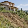 Sanatoria edilizia negata: decisiva l’instabilità del terreno