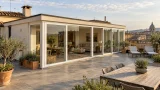 Terrazzo chiuso con vetri e PVC: confermata la demolizione del nuovo vano