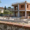 Illustrazione di un cantiere residenziale vicino al confine di un’altra proprietà